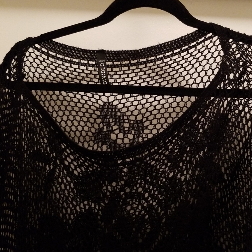 BEAUTIFUL NETTED ROSE DESIGN PONCHO/SHAWL - Picture 4 of 5